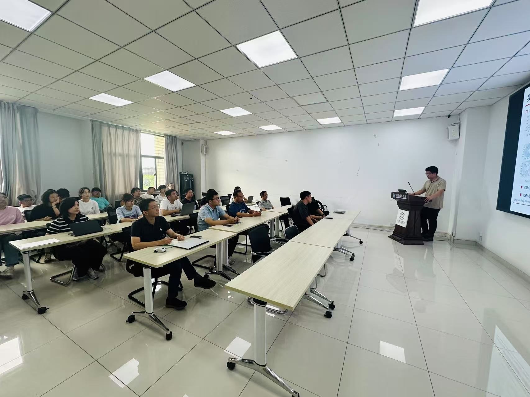 杨杨教授来我院讲授“不均衡多模态学习研究与应用”学术报告